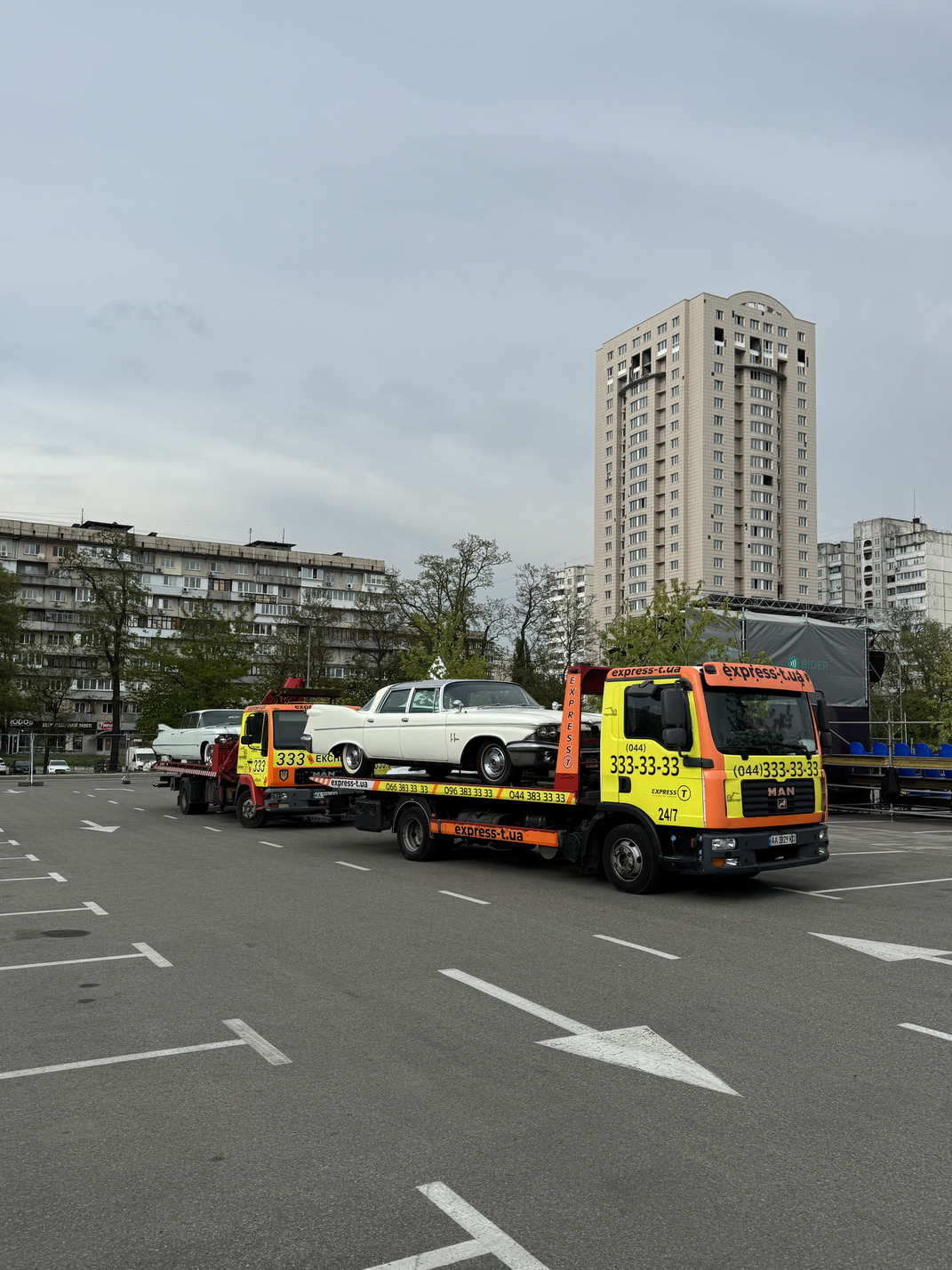 Транспортування колекційних ретро-автомобілів на Kyiv CarFest