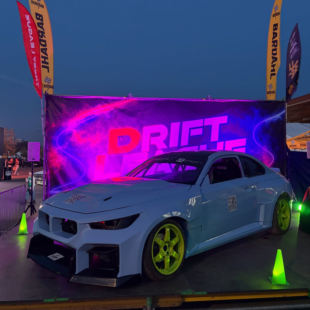 Монтаж BMW M2 на висоту 4 метри на Kyiv CarFest